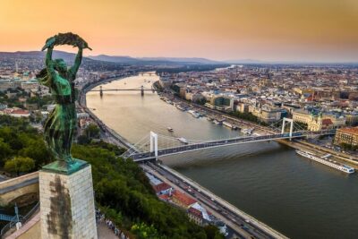 2-Hour Private Night Tour of Budapest - The luxury vehicle + private guide combo: what you’re paying for