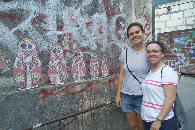 Alternative Street Art Free Walking Tour of Budapest - Finding your guide fast at Blaha Lujza Tér