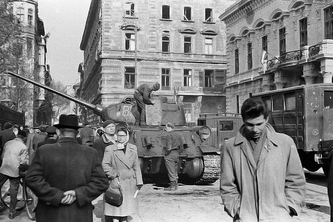 Born Under The Red Star - Communist tour with Coffee in a Retro Bar - From Andrássy út to Liberty Square: the walk’s pacing and flow