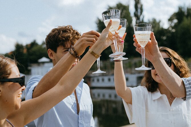 Bottomless Brunch and Cruise with Prosecco in Budapest - Getting on board at Akadémia 2 ponton (and why timing matters)