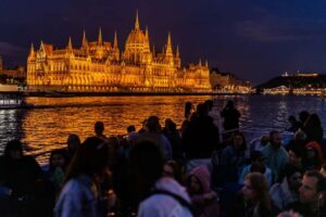 Budapest: 1-Hour Evening Sightseeing Cruise with Drink - The 1-hour Evening Timeline: how to get the best light