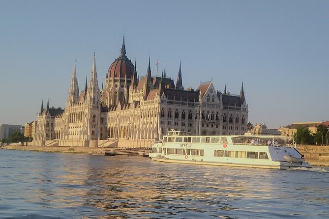 Budapest: 1-Hour Highlights Cruise with Welcome Drink - Timing Tips: Sunset Into Evening Is the Sweet Spot