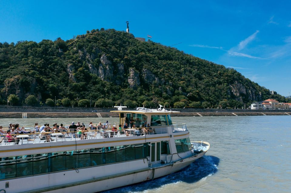 Budapest: 1-hour Sightseeing Danube River Cruise - Comfort and crowd reality on the Danube boat