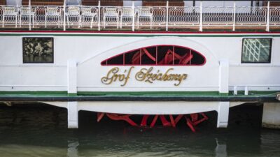 Budapest: 1 hr Sunshine Booze Cruise with Prosecco - Gróf Széchenyi Ship: Comfort, Space, and the Sunshine Factor