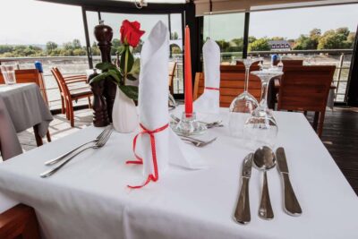 Budapest: 2-Course Dinner for 2 on a Boat Restaurant - What You Actually Get: Champagne, Candlelight, and Panoramic Tables