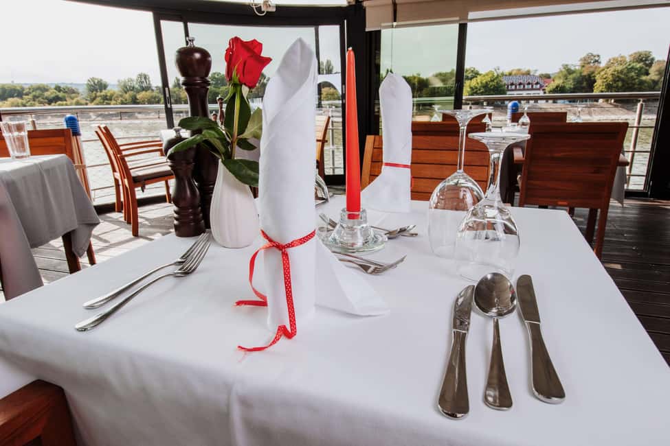 Budapest: 2-Course Dinner for 2 on a Boat Restaurant - What You Actually Get: Champagne, Candlelight, and Panoramic Tables