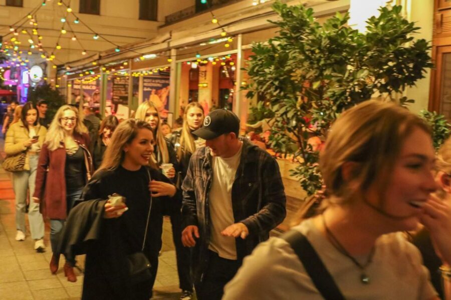 Budapest: Bar Crawl Tour with Local Drinks - Wesselényi utca 21: a short stop that keeps momentum