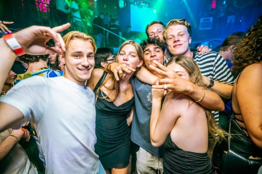 Budapest: Boat Party with option of Unlimited Drinks - Pre-Party Open Bar: The 2-Hour Warm-Up Stage
