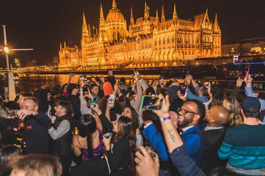 Budapest: Boat Party with option of Unlimited Drinks - Weather and What It Means for Your Clothes and Plan