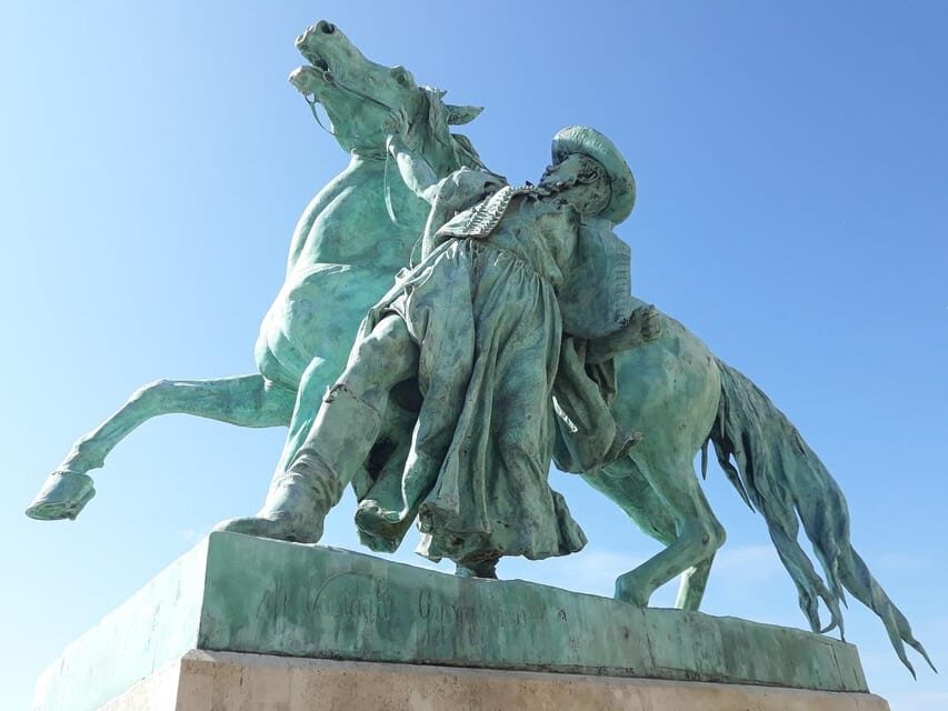 Budapest: Buda Castle Walking Tour & Folk Music Performance - The folk music performance: singing and dance steps led by your guide