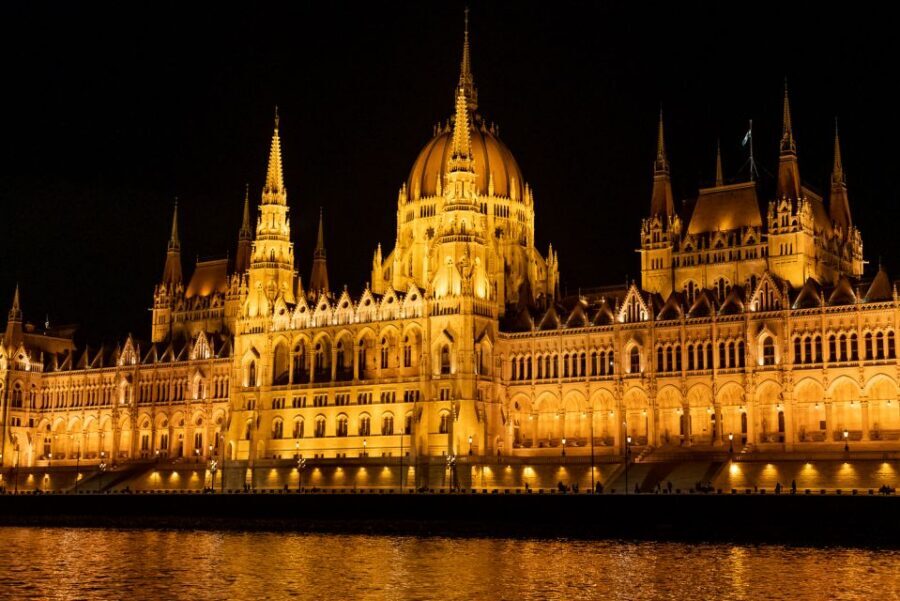 Budapest: Candlelit Dinner River Cruise with Live Music - Key Things That Make This Cruise Worth It