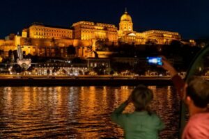 Budapest: Candlelit Dinner River Cruise with Live Music - The Candlelit Dinner Setup: What You Actually Eat