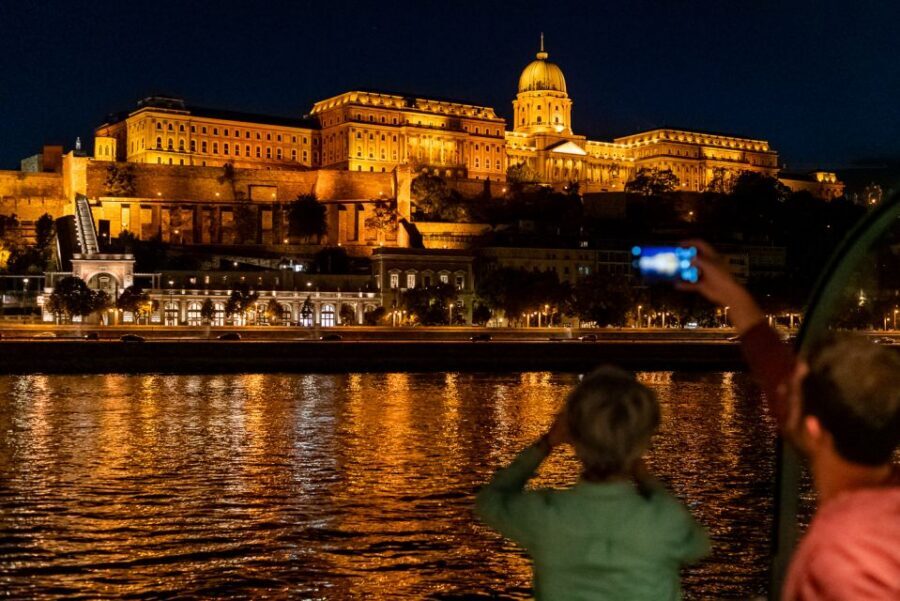 Budapest: Candlelit Dinner River Cruise with Live Music - The Candlelit Dinner Setup: What You Actually Eat