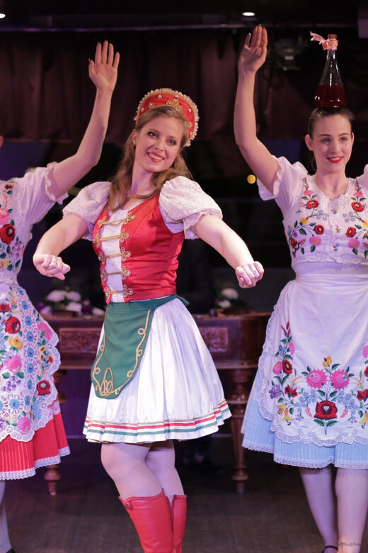 Budapest: Danube Cruise with Folk Dancing and Drinks - A Danube night cruise with folk dancing actually works