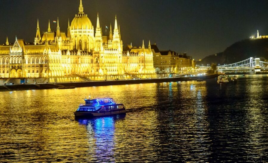 Budapest: Danube Drink and Piano Show - Live piano and singing: how the show feels on the water
