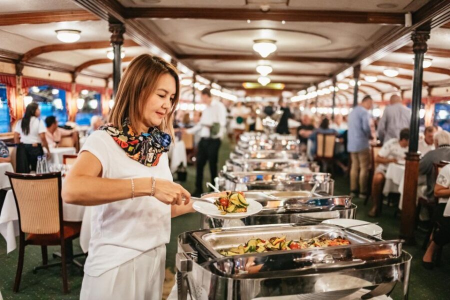 Budapest: Danube River Cruise with Dinner and Prosecco - A 90-minute Danube dinner cruise on the Gróf Széchenyi