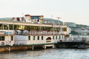 Budapest: Danube River Cruise with Dinner and Prosecco - Meeting at Akadémia dock 2 and boarding without stress