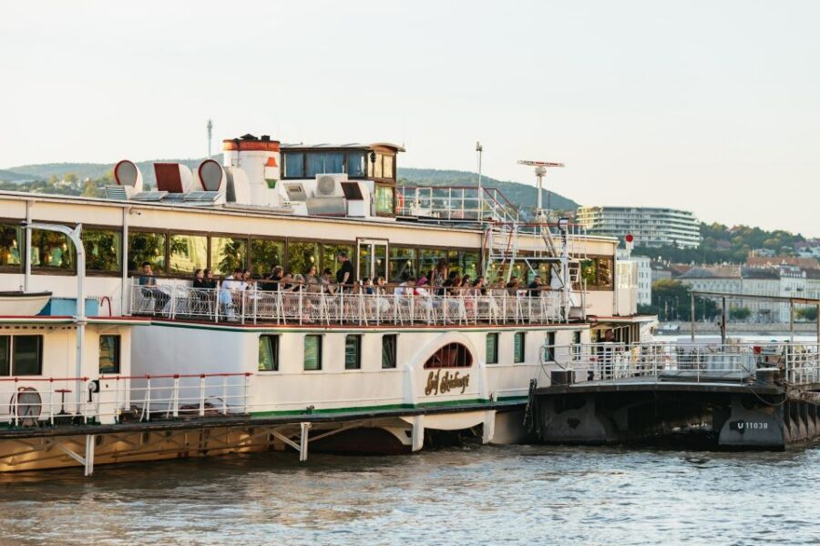 Budapest: Danube River Cruise with Dinner and Prosecco - Meeting at Akadémia dock 2 and boarding without stress