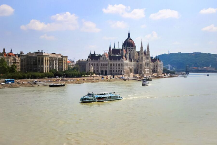 Budapest: Daytime Sightseeing Boat Cruise - Best Time to Go: Daylight Views vs Night Lighting