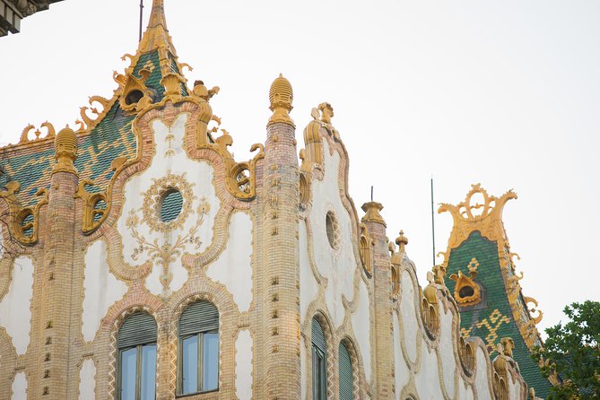 Budapest Essential Walk&Food tasting - The Hungarian Parliament Building and the Shoes on the Danube Promenade