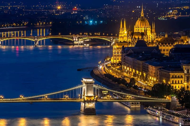Budapest: Evening Castle Hill Tour with Fishermen's Bastion - Why Castle Hill looks calmer at night