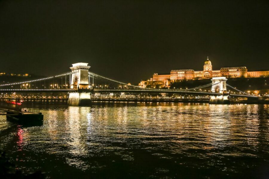 Budapest: Evening Cruise including Drinks and Live Music - Seating and Photo Timing: How to Get the Best Moment