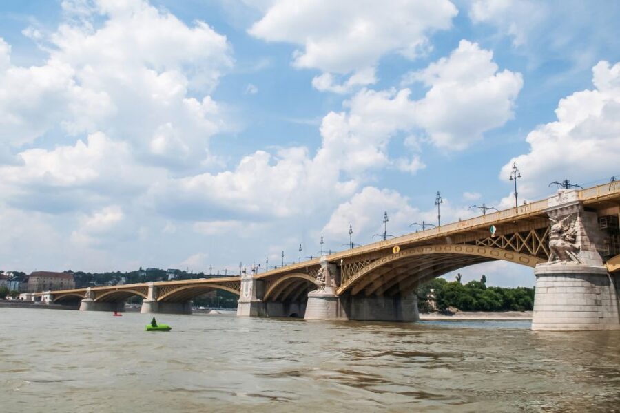 Budapest: Floating Bus Tour by Land and Water - Guides and headphones: how the narration works in real life
