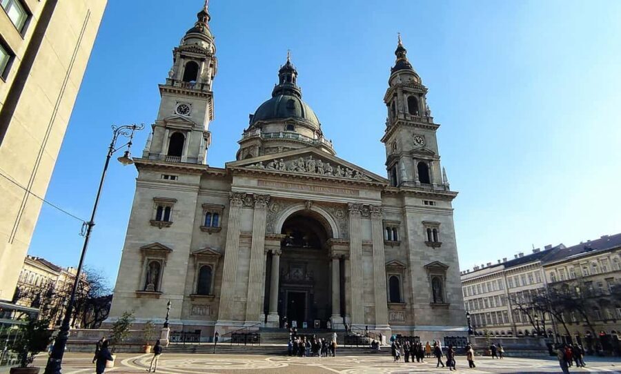 Budapest: Guided City Walking Tour in Buda and Pest - Entering Budapest at St Stephen’s Basilica (Szent István tér)