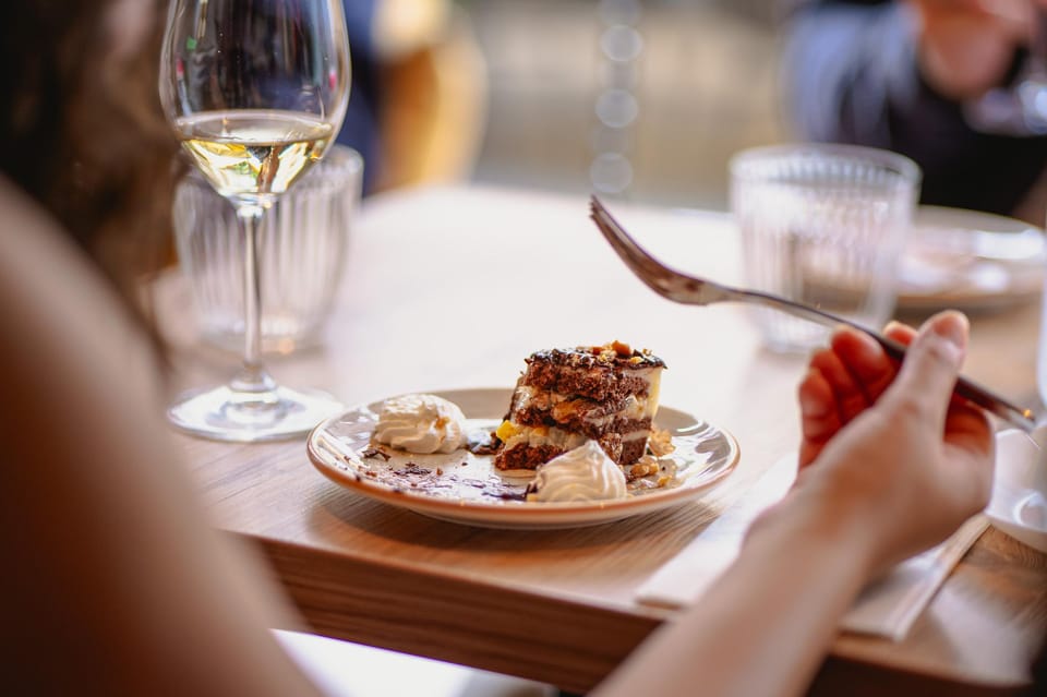 Budapest: Guided Foodie Walking Tour with Food and Drinks - Walking, timing, and what 2.5 hours really means