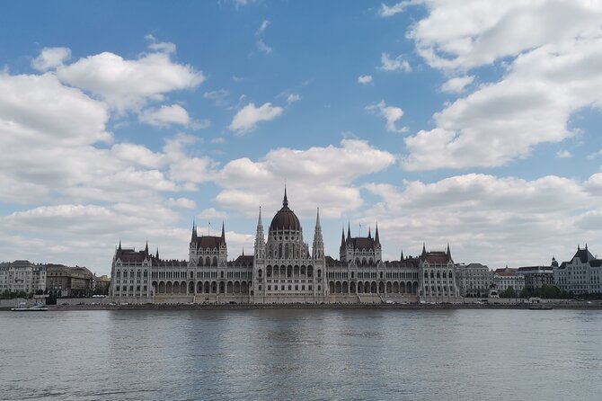 Budapest Highlights Private E-bike Tour - St. Stephen’s Basilica and Liberty Square under a single timeline