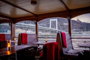 Budapest: Historic Cruise with Welcome Drink - Onboard Service, Bars, and Rules You’ll Actually Notice
