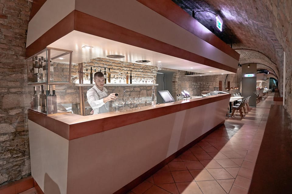 Budapest: Hungarian Gastro Cellar and Assisted Tastings - Timing in Budapest: how the opening hours shape your day