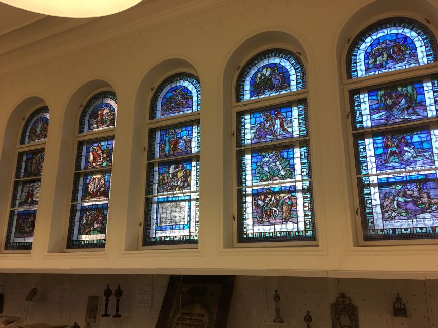 Budapest: Jewish Heritage Guided Tour with Synagogue Ticket - Martyrs’ Cemetery and the Holocaust memorial grounds: a moment for respect