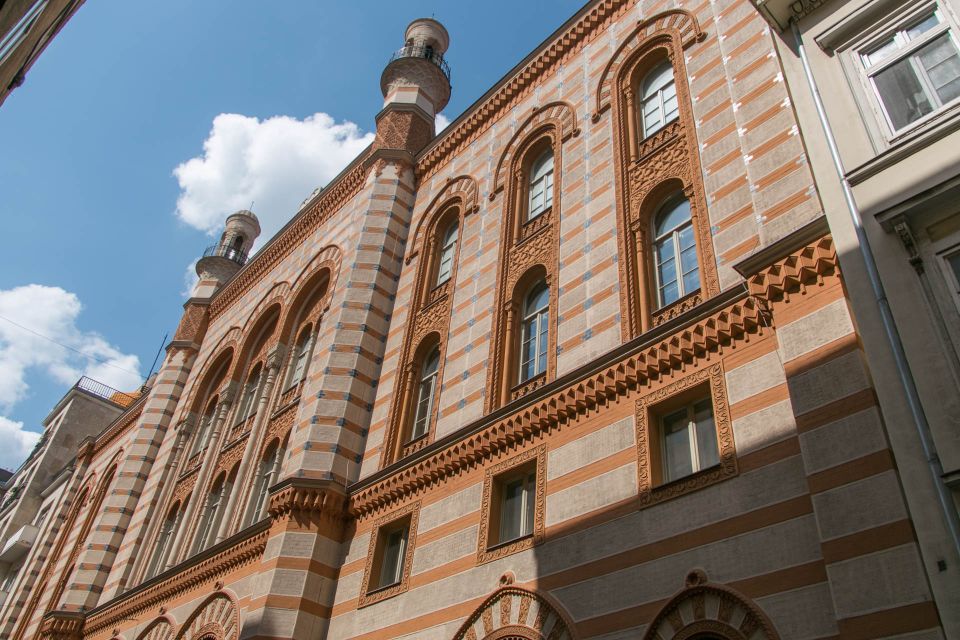 Budapest: Jewish Heritage Walking Tour with Historian Guide - The 2-hour format that keeps you focused (and on your feet)