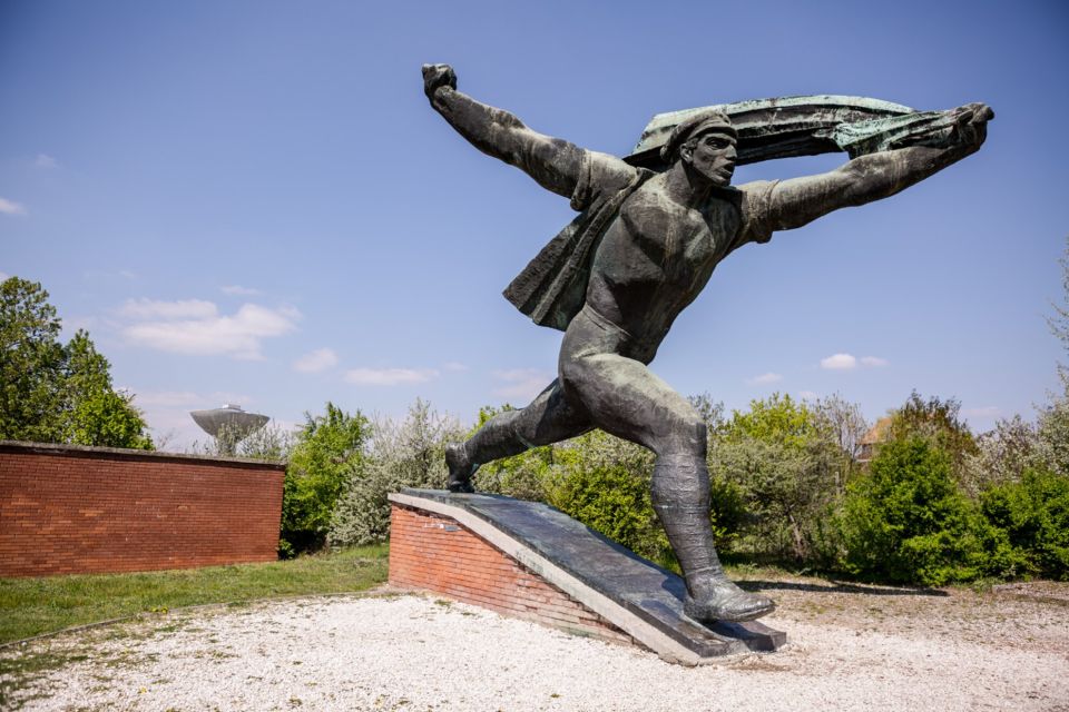 Budapest: Memento Park and Icons of Communism Guided Tour - How the trip from the city helps you understand the setting
