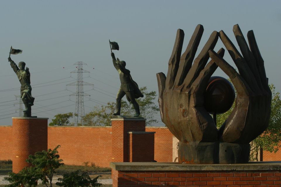 Budapest: Memento Park Ticket - Outdoor statue hunting: liberation monuments, labor movement figures, and Red Army soldiers