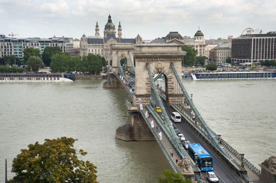 Budapest: Multilingual Highlights Tour - Hungarian Parliament Exterior: What to Look For (Without Getting Lost)
