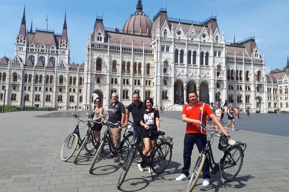 Budapest : Must-see attractions walking tour - St. Stephen’s Square and Vörösmarty Square: public art, people-watching, and food-story connections