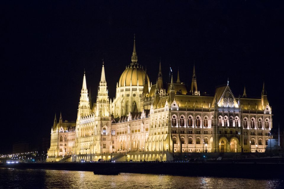 Budapest: Night Walking Tour with Danube River Cruise - How the timing and walking affect your comfort