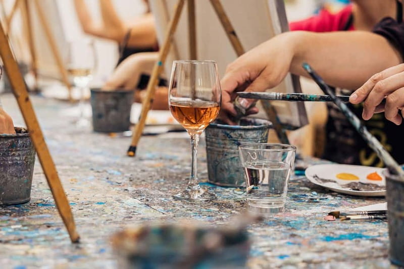 Budapest: Paint and sip experience - Language and group setup: English-led or Hungarian course language