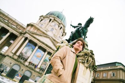Budapest: Photo Session with Professional Local Photographer - How the photographer handles posing (even if you freeze)