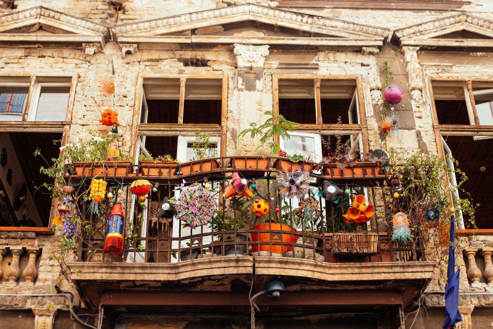 Budapest: Private Food Tour – 10 Tastings with Locals - Szimpla Kert: the ruin-bar stop that turns your break into a scene