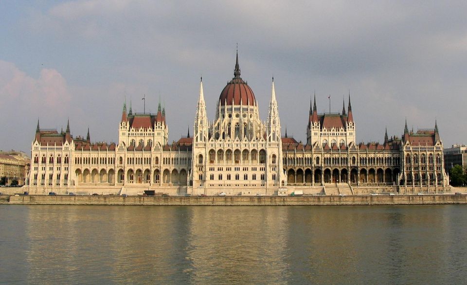 Budapest: Private Walking Tour of City with Spanish Guide - Private Spanish Guide Makes Budapest Feel Less Like a Checklist