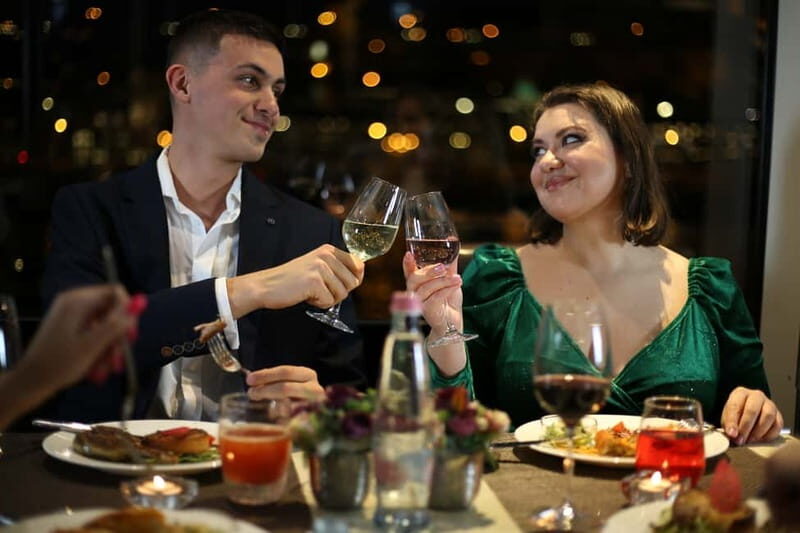 Budapest: Prosecco Dinner Cruise with Live Music - A sunset dinner cruise with two modes of entertainment