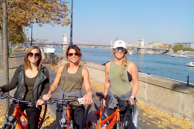 Budapest relaxed bicycle tour at sunset - Széchenyi Lánchíd at night: the peak moment you’ll feel