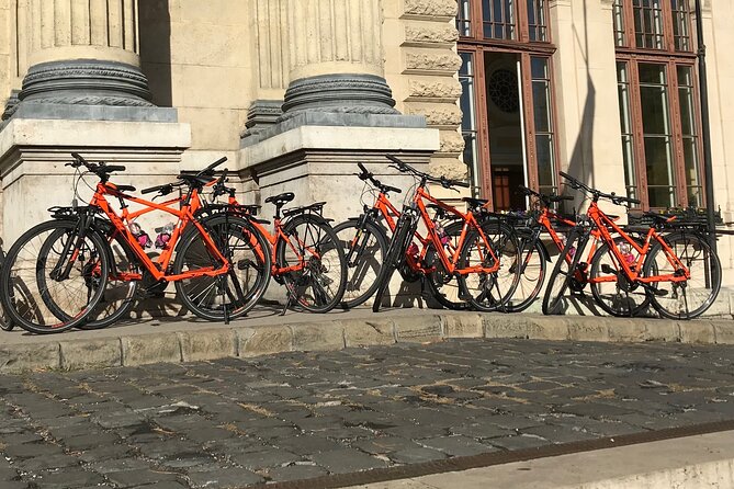 Budapest relaxed bicycle tour at sunset - From the river promenade to the Parliament side: the best sightlines come early