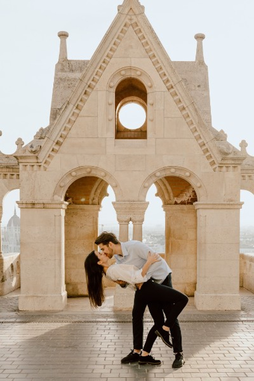 Budapest: romantic photoshoot at Buda's iconic sightseeings - A romantic photoshoot with real Budapest landmarks
