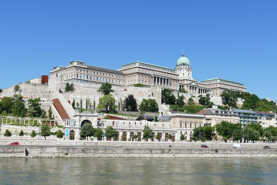 Budapest: Sightseeing Cruise on the Danube - When to Cruise: 19:00, 22:00, and how the lights change your experience