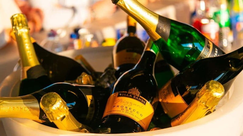 Budapest: Sip and Sail River Cruise with Unlimited Prosecco - The Drink Plan: Unlimited Prosecco, Cocktails, and Beer for 90 Minutes