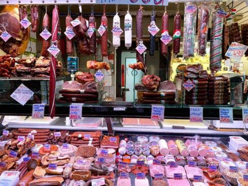 Budapest Streetfood Heaven: Tasting and Markets with a local - Lunch at a local tavern for proper gulyás soup